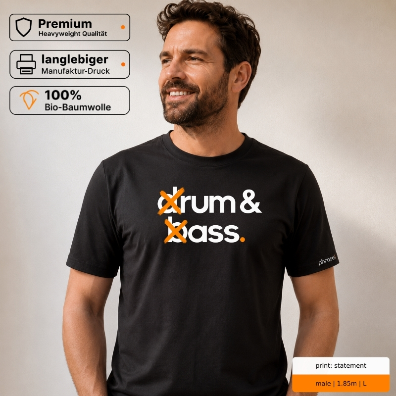 Premium T-Shirt mit „drum & bass.“ / „rum & ass.“ Statement
